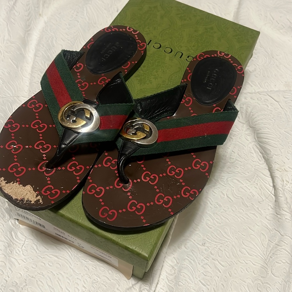 Gucci thong sandals size 37